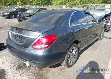 2016 Mercedes-Benz C 300 4Matic z USA, uszkodzony, nr VIN 55SWF4KB6GU110754